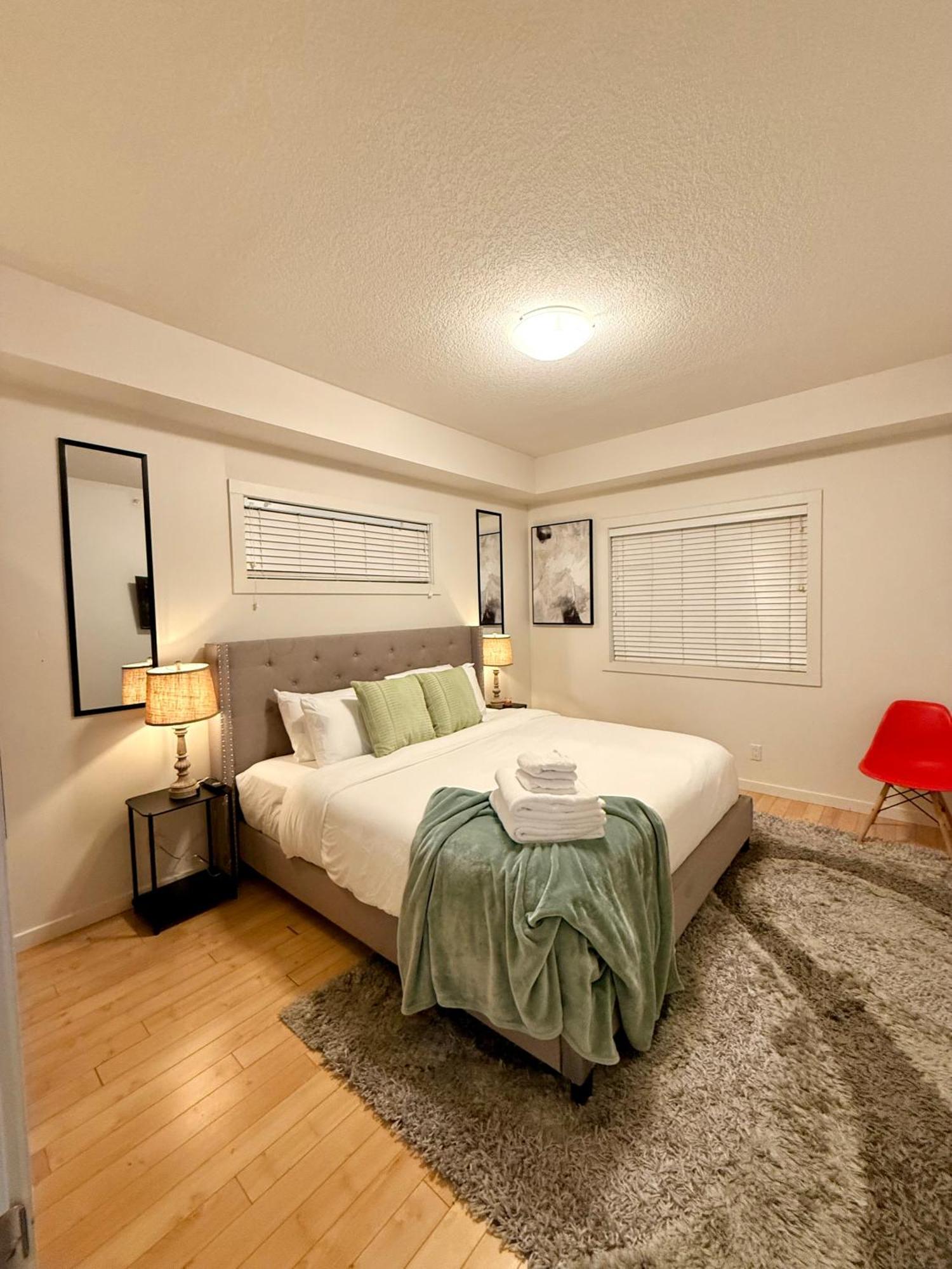 2bed High Rise Luxury Eaux Claires Apartment Edmonton