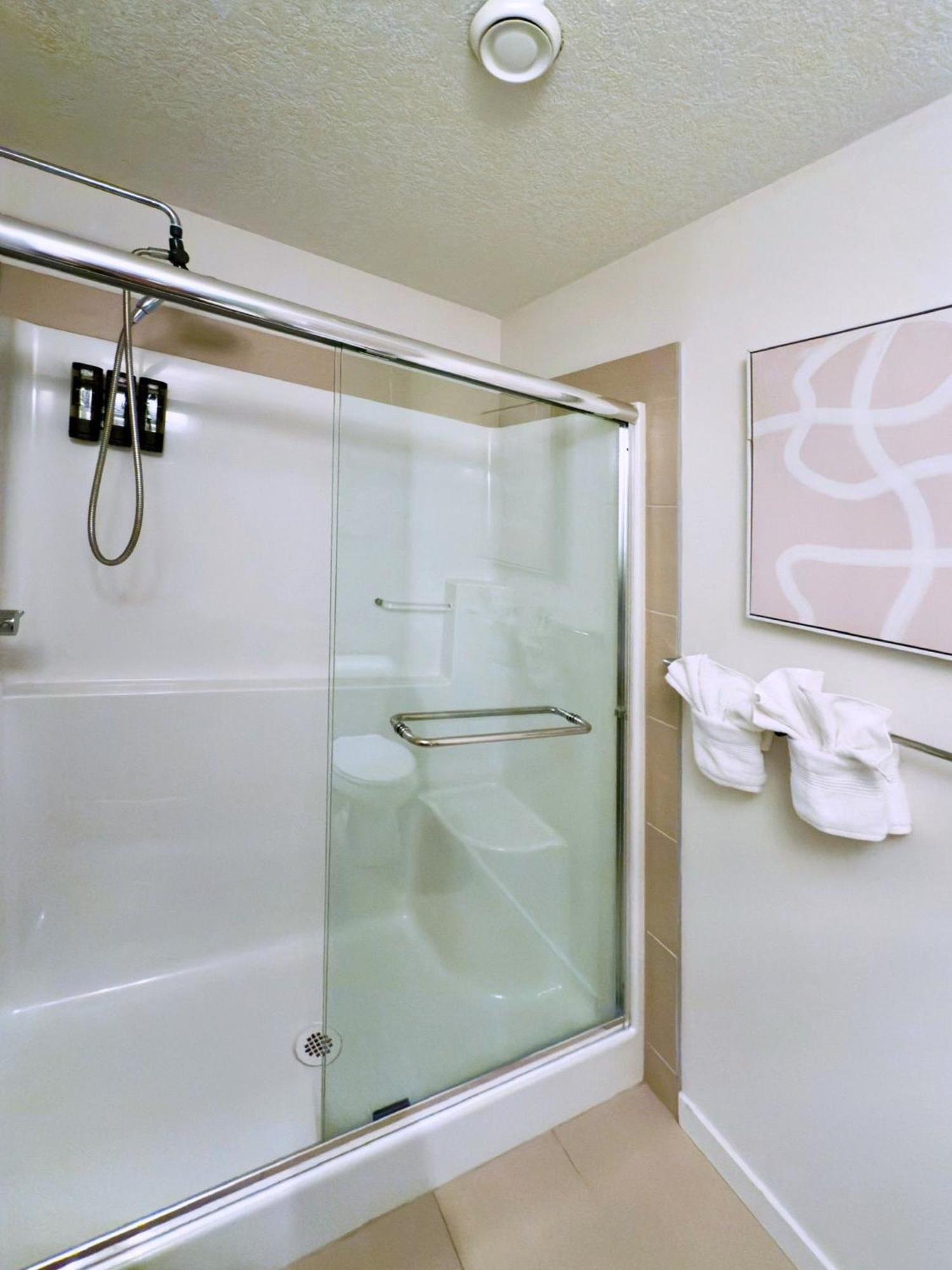 2bed High Rise Luxury Eaux Claires Apartment *